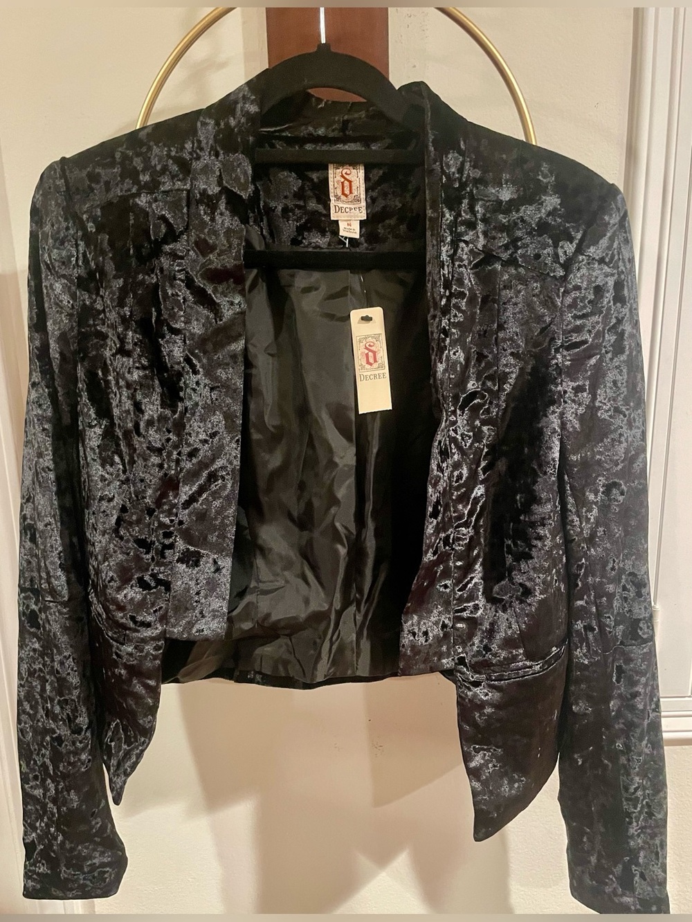 Decree Women’s Black Crushed Velvet Cropped Blazer